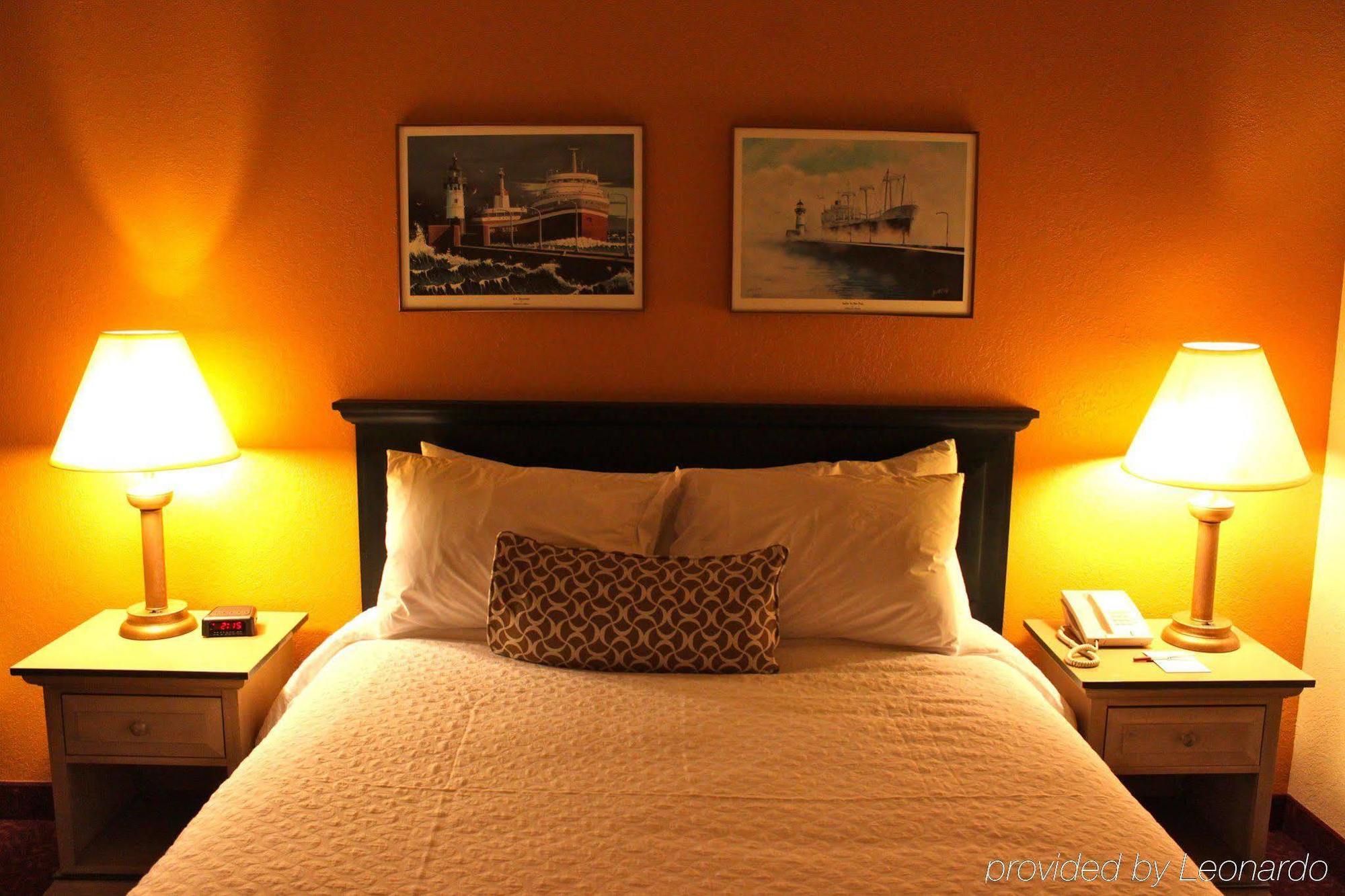 The Suites Hotel At Waterfront Plaza Дулут Номер фото