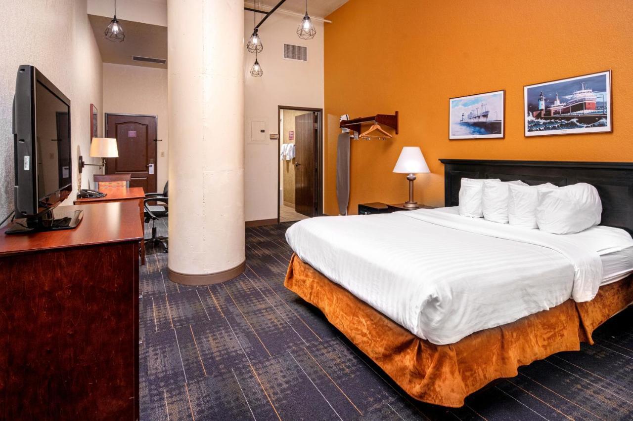 The Suites Hotel At Waterfront Plaza Дулут Экстерьер фото